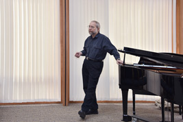 Jon Mirsalis at grand pianoi